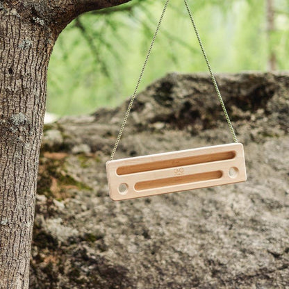 Travelboard hängt an einem Baum